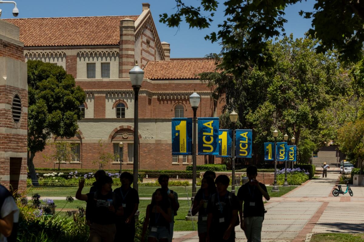 UC Admits A Record Number Of Californians Racial Diversity Remains Strong Los Angeles Times